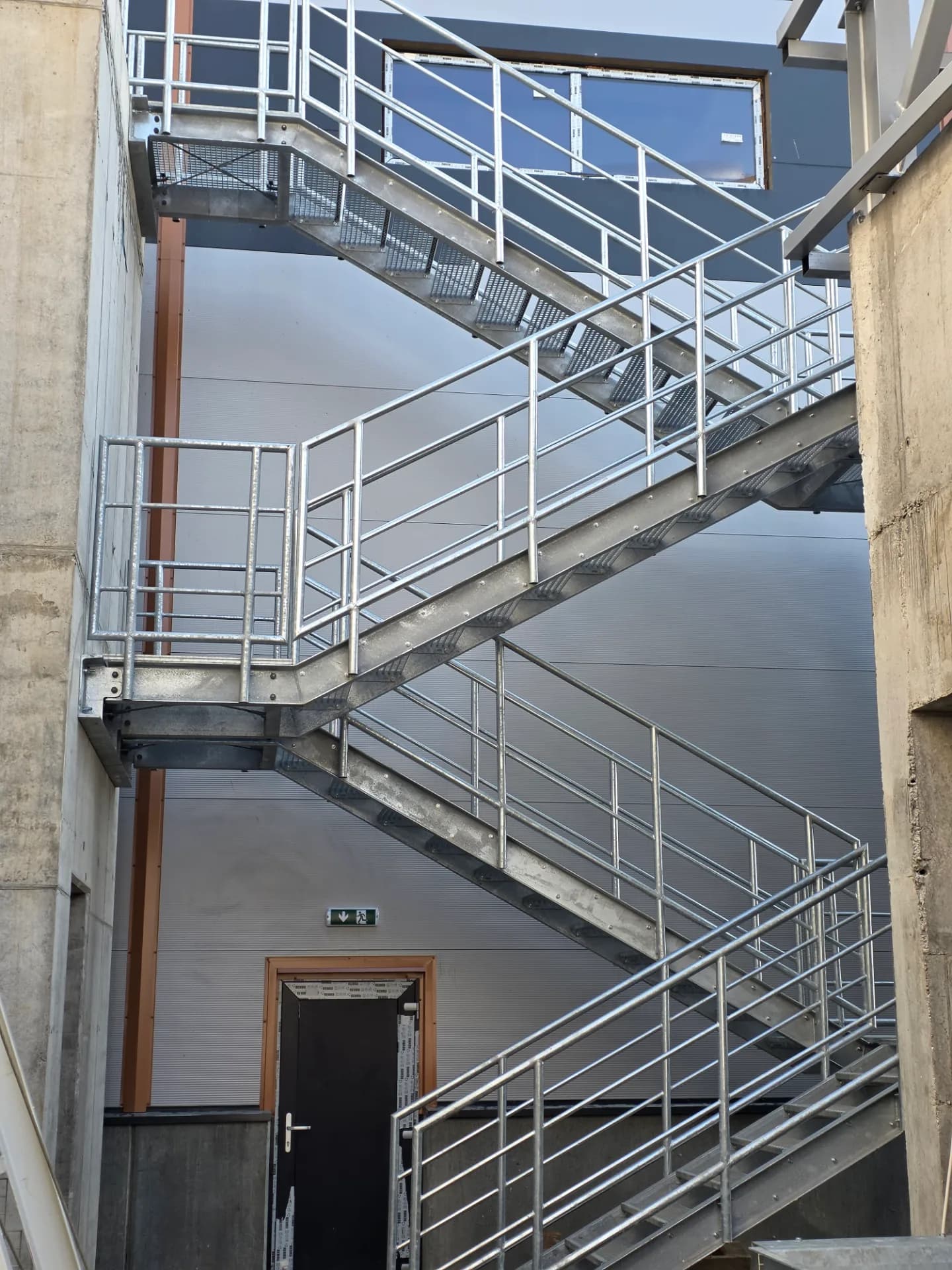 Scară exterioară și balustradă